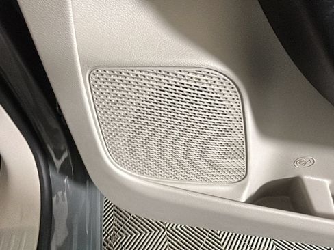 Used 2021 Chrysler Pacifica Touring-L FWD image 34