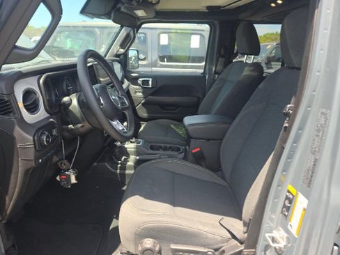 Used 2025 Jeep Wrangler Unlimited Sahara w/ Safety Group AWD/4WD image 7