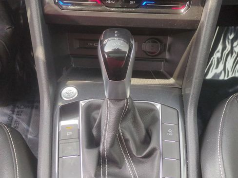 Used 2022 Volkswagen Tiguan SE AWD/4WD image 12