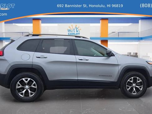 Used 2017 Jeep Cherokee Trailhawk image 14