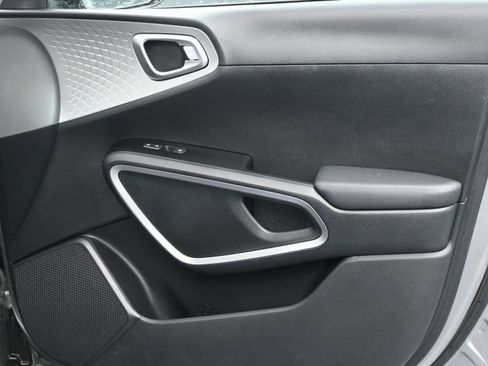 Used 2023 Kia Soul LX w/ LX Technology Package image 12