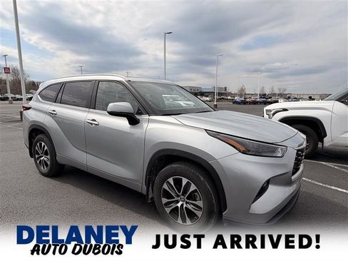 Used 2025 Toyota Highlander XLE image 1