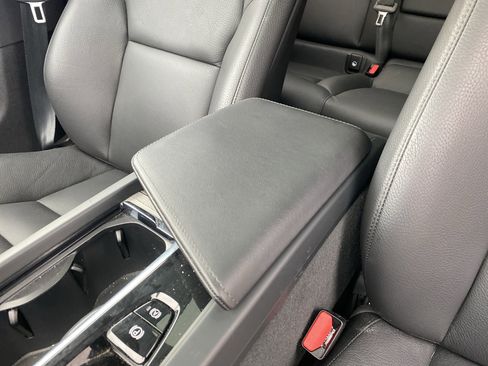 Used 2025 Volvo XC60 B5 Plus image 31