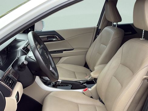 Used 2017 Honda Accord Touring image 9