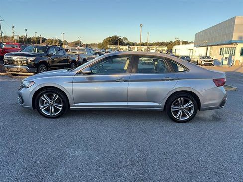 Used 2024 Volkswagen Jetta SE image 4