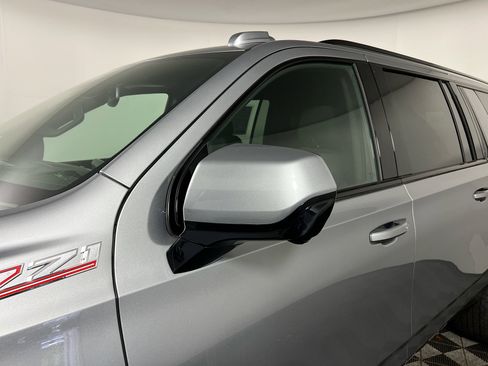 Used 2025 Chevrolet Suburban Z71 image 12