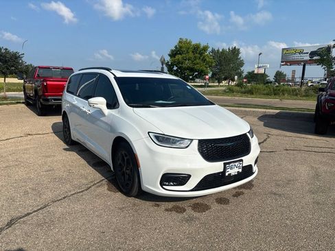 Used 2021 Chrysler Pacifica Limited w/ Uconnect Theater Family Group FWD image 3