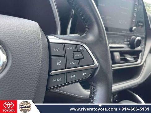 Used 2021 Toyota Highlander XLE AWD/4WD image 24