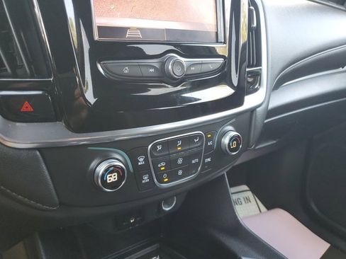 Used 2023 Chevrolet Traverse LT image 32