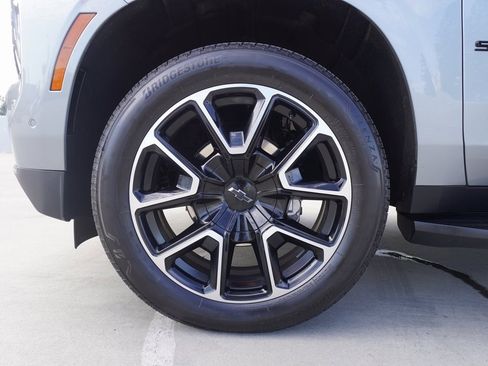 Used 2025 Chevrolet Suburban RST image 25