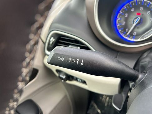 Used 2023 Chrysler Voyager LX image 22