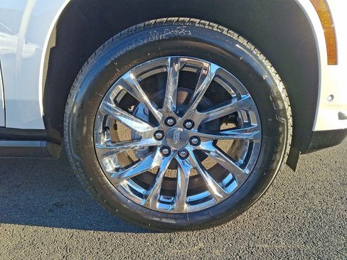Certified 2025 Cadillac Escalade ESV Premium Luxury AWD/4WD image 2