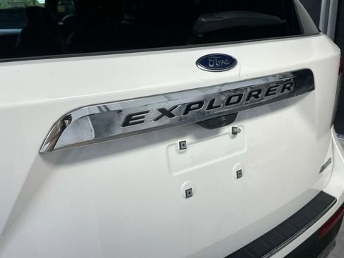 Used 2023 Ford Explorer Limited w/ Equipment Group 301A AWD/4WD image 10