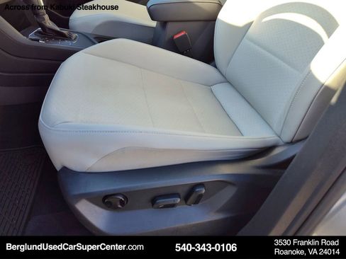 Used 2021 Volkswagen Tiguan SE w/ Panoramic Sunroof Package image 17