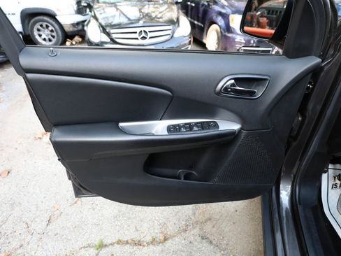 Used 2017 Dodge Journey SE w/ Flexible Seating Group FWD image 16