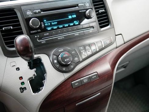 Used 2014 Toyota Sienna XLE FWD image 23