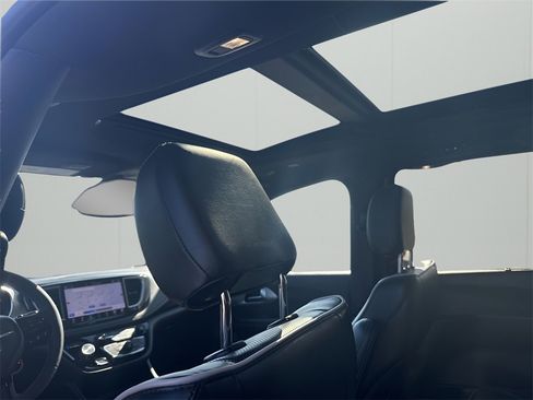 Used 2025 Chrysler Pacifica Limited image 12