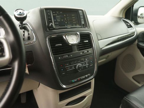 Used 2016 Chrysler Town & Country Touring FWD image 27