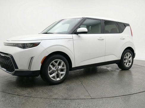 Used 2025 Kia Soul LX w/ LX Technology Package FWD image 3