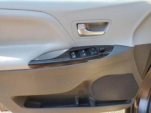 Used 2020 Toyota Sienna XLE FWD image 17