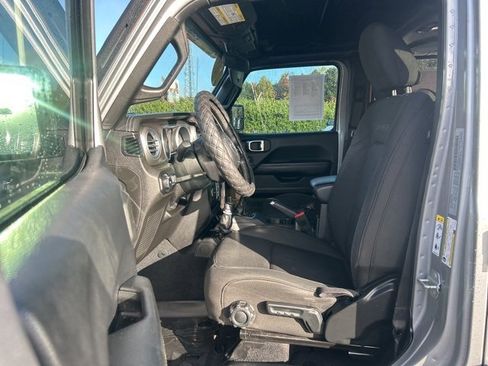Used 2018 Jeep Wrangler Unlimited Sahara image 12