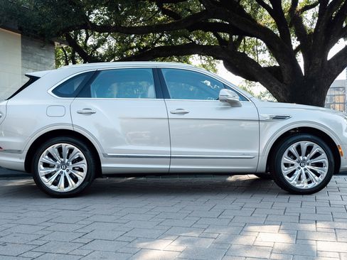 Certified 2025 Bentley Bentayga image 5