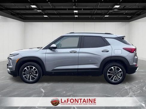 Used 2025 Chevrolet TrailBlazer LT image 2