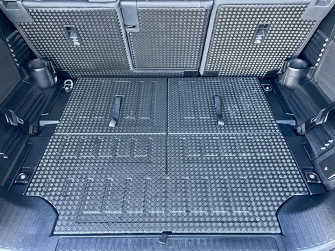 Used 2025 Land Rover Defender 110 X-Dynamic SE image 36