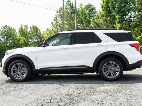 Used 2022 Ford Explorer XLT w/ Equipment Group 202A image 6