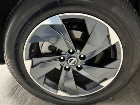 Used 2024 Nissan Rogue SV image 37