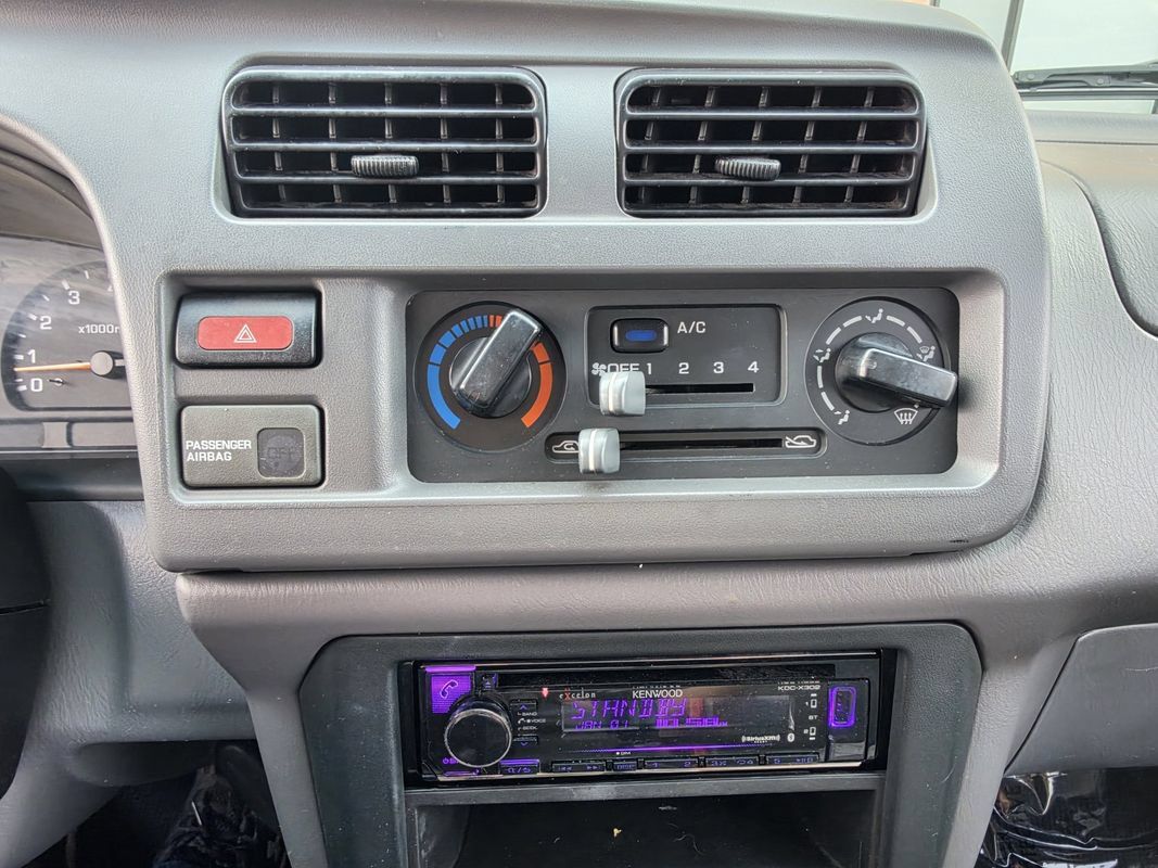 Used 1998 Nissan Frontier XE AWD/4WD image 13
