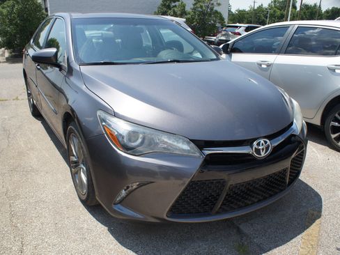 Used 2017 Toyota Camry SE w/ Moonroof Package FWD image 3