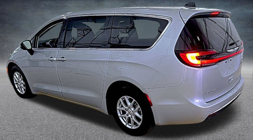 Used 2023 Chrysler Pacifica Touring-L FWD image 3