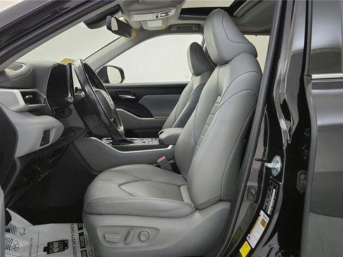 Certified 2022 Toyota Highlander XLE image 38