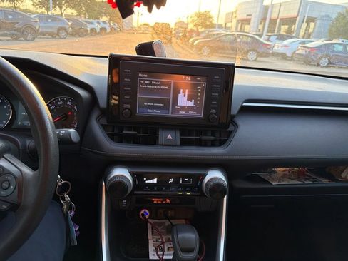 Used 2019 Toyota RAV4 LE FWD image 17