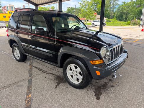 Used 2007 Jeep Liberty Sport AWD/4WD image 4