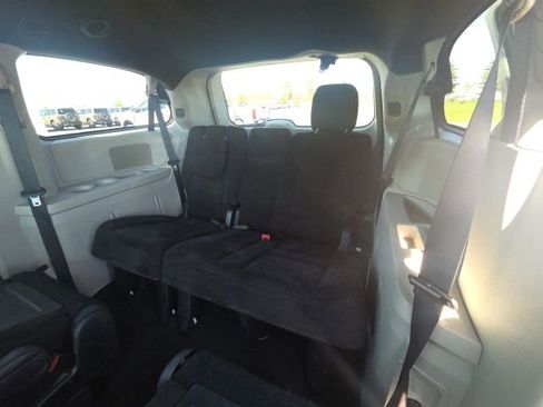 Used 2016 Dodge Grand Caravan SE image 17