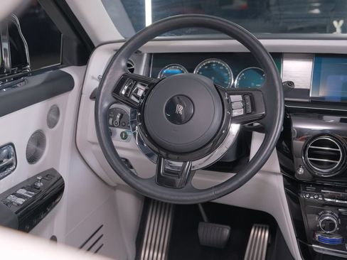 Used 2022 Rolls-Royce Phantom Sedan w/ The Phantom Package RWD image 38
