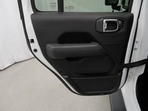 Used 2019 Jeep Wrangler Unlimited Sahara w/ Cold Weather Group image 44