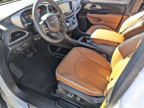 Used 2024 Chrysler Pacifica Pinnacle w/ Trailer Tow Group image 10