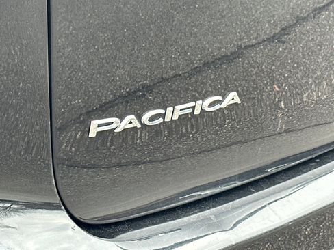 Used 2022 Chrysler Pacifica Touring-L image 32