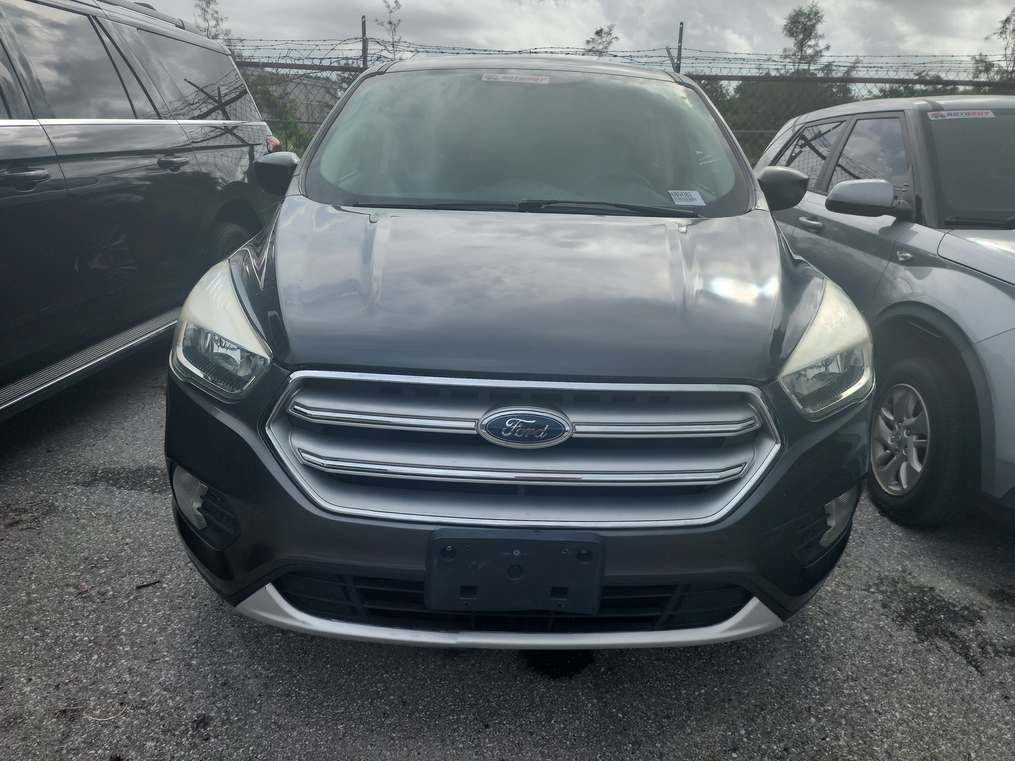 Used 2017 Ford Escape SE FWD image 2