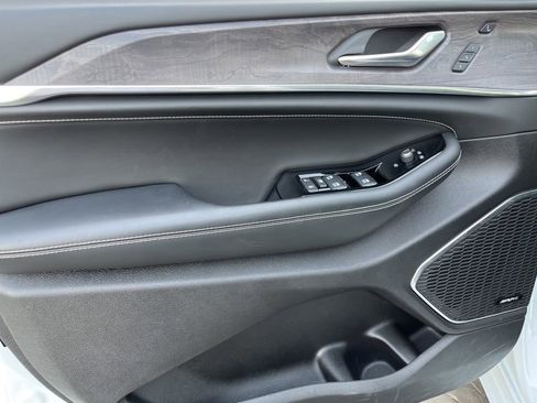 Used 2025 Jeep Grand Cherokee L Overland w/ Luxury Tech Group IV image 27