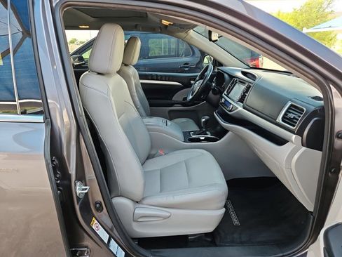 Used 2016 Toyota Highlander XLE AWD/4WD image 28