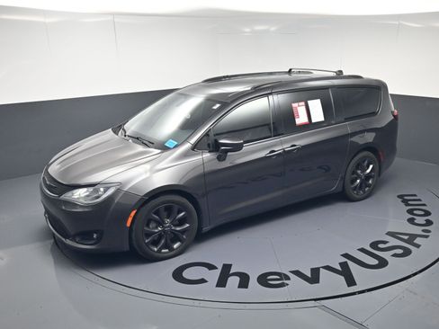 Used 2018 Chrysler Pacifica Touring-L Plus w/ S Appearance Package image 12