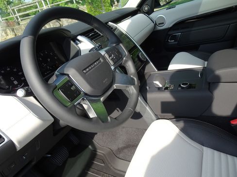 New 2025 Land Rover Discovery S image 21