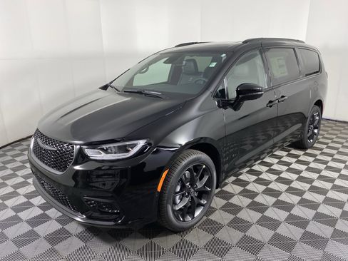 New 2026 Chrysler Pacifica Limited w/ S Appearance Package image 11