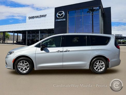 Used 2024 Chrysler Pacifica Touring-L FWD image 3