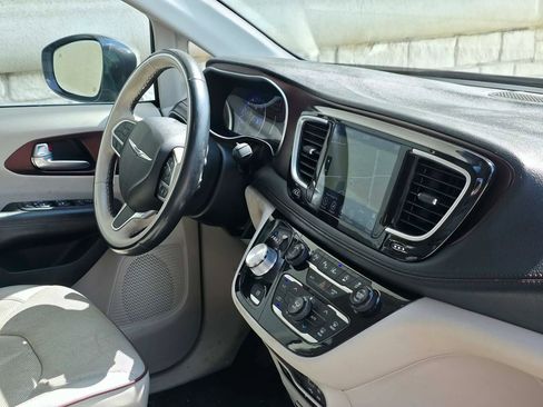 Used 2018 Chrysler Pacifica Limited w/ Tire & Wheel Group FWD image 20