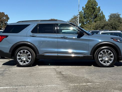 Used 2025 Ford Explorer Active w/ Active Comfort Package image 3